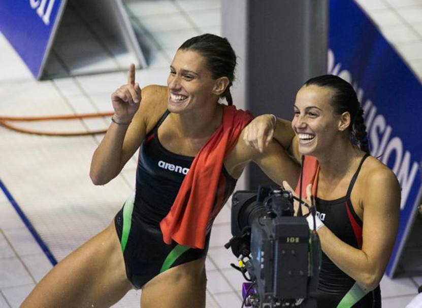 Tania Cagnotto e Francesca Dallap sorridono a bordovasca: le due italiane hanno appena conquistato l&#39;oro nel sincro 3 metri agli Europei di Berlino (AP)
